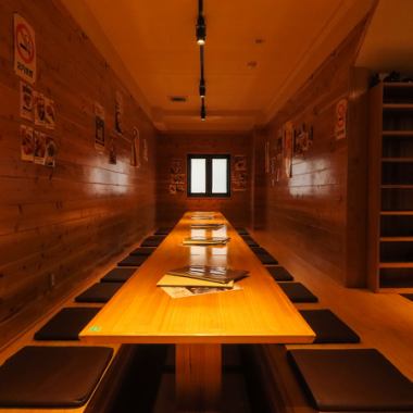 【整层可供最多 25 人使用】榻榻米房间可供小型团体使用,也可预订用于 25 人的私人宴会!