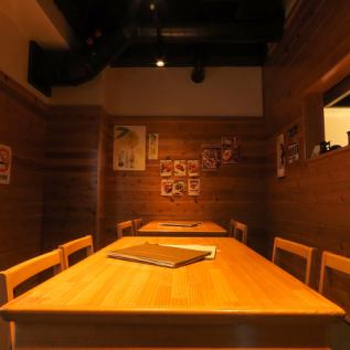 我們也提供無需脫鞋即可入座的桌椅。