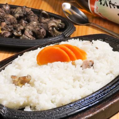 享用完炭烤鸡腿后,配上米饭!拌入剩余的肉汁,就能得到一道美味的餐后甜点,绝对值得一试!