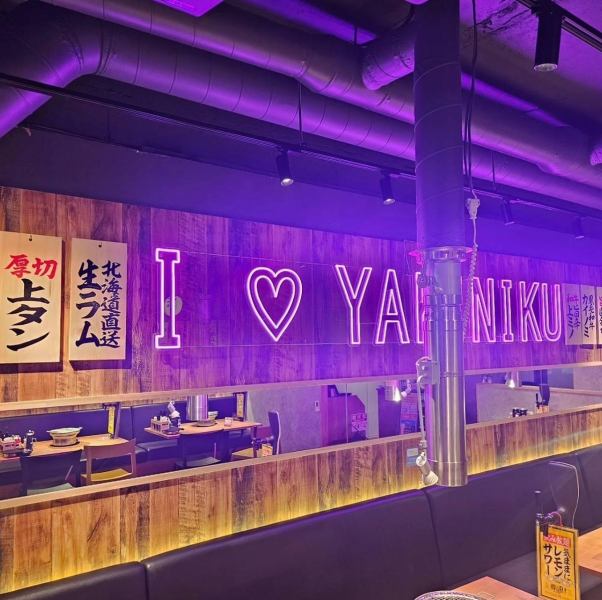 【リニューアル！】ポップな店内は、年齢層問わずお楽しみいただける空間。宴会、サク飲み、会社帰り、女子会など…様々なシーンでご利用いただけます！