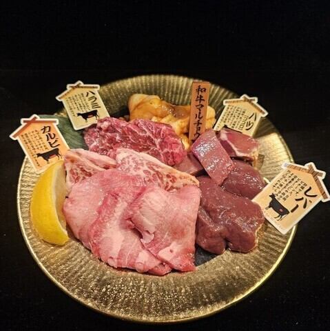 Jushiya 的豪华烤肉拼盘，200 克（2-3 人份），包含咸牛舌、牛腩、和牛内脏等热门菜品。