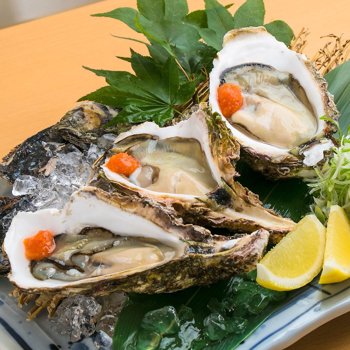 在我們的餐廳，您可以享用包括牡蠣在內的新鮮海鮮菜餚。