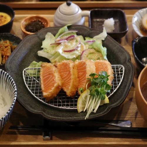 サーモンレアカツ