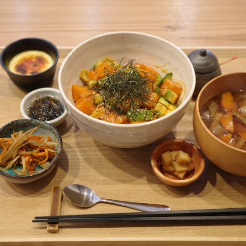 サーモンアボカド丼