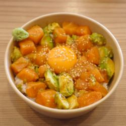サーモンアボカド丼