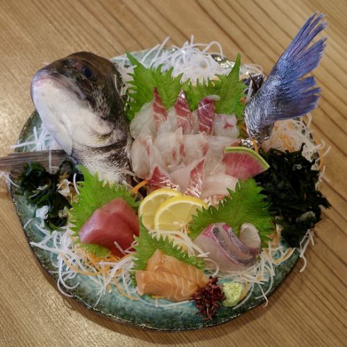 市場から仕入れた新鮮な魚を使用