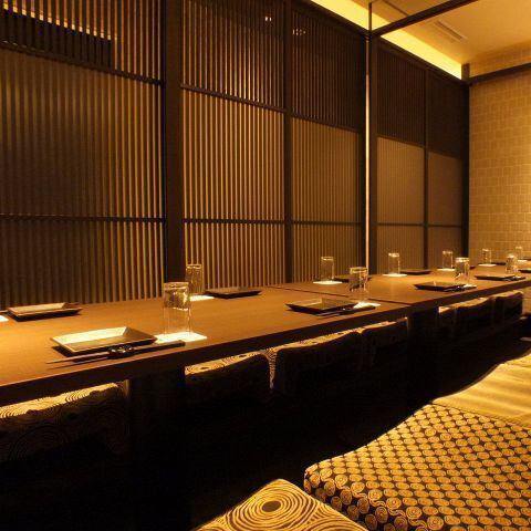 【デート・女子会にも】店内は和モダンでくつろげる空間。落ち着いた雰囲気の個室でゆったりとお過ごし頂けます。デートや記念日、接待などプライベートな飲み会にご利用ください。疲れた足を伸ばしながらお食事をお愉しみいただけます。