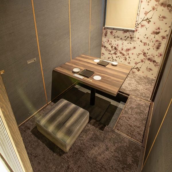 【デート・女子会にも】店内は和モダンでくつろげる空間。落ち着いた雰囲気の個室でゆったりとお過ごし頂けます。デートや記念日、接待などプライベートな飲み会にご利用ください。疲れた足を伸ばしながらお食事をお愉しみいただけます。
