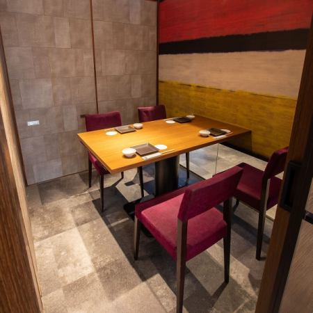 接待や会食などの重要なシーンにもお使いいただける、静かで落ち着いた雰囲気の少人数向け個室。各種飲み放題付のご宴会向きコースも多彩にご用意しております！厳選食材を使用した当店自慢の料理と種類豊富なドリンクメニューとのペアリングを、是非ご堪能ください。