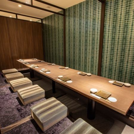 友人や同僚とのちょっとした飲み会にもオススメの和情緒ある洗練された完全個室。皆様でゆったりと会話やお食事をお楽しみください。楽蔵うたげは鮮度抜群の海鮮を使用した寿司や刺身、ステーキや焼き鳥など自慢の炙り焼きなど、豊富で美味しい和食料理を揃えております。
