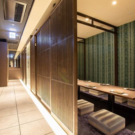 【最大40名様OK】静かで落ち着いた雰囲気の少人数宴会向けの個室から、会社宴会や同窓会など大人数宴会向けの個室まで、様々な席数の個室をご用意しております。飲み放題付コースには黒毛和牛や、旬魚など四季折々の豪華な食材・料理を揃えたコースがございます。40名様以上のご宴会はお気軽に店舗までご相談ください。