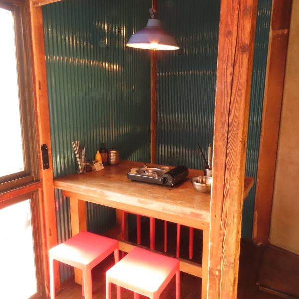 【◇デートにもおすすめ◇】2名様のテーブル席は、大切な方との食事にぴったりです。落ち着いた空間で、会話もお料理も存分に楽しめます。※画像は4名席です