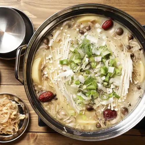 【丸鶏を4時間煮込んだ至高の黄金スープ】