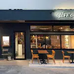 <p>店内はヨーロッパのバルをイメージした落ち着いた大人の空間。ガラス越しに見える醸造所が特別感を添え、1年を通じて地元アーティストの個展も開催。アートと食が融合した中で、料理とビールを楽しめます。ペット同伴も可能。感性を刺激する時間を過ごせ、幅広いシーンに対応できるのも魅力です。</p>