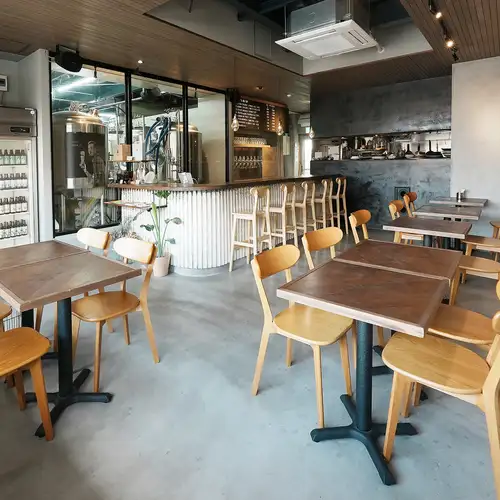 <p>総席数25席の店内は、テーブルやテラスを組み合わせて最大25名までの宴会に対応可能。ヨーロッパのバルを思わせる落ち着いた空間で、ガラス越しの醸造所を眺めながら、クラフトビールと料理を囲む時間を楽しめます。仲間との集まりやパーティーにもぴったりで、落ち着いた雰囲気の中、会話が自然と弾みます。</p>