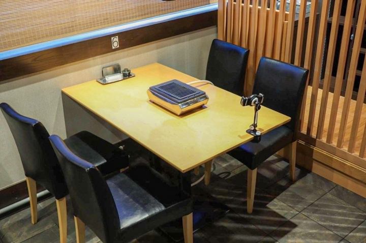 It's conveniently located just a 1-minute walk from the north exit of Sagaminono Station on the Sotetsu Main Line. There are 6 tables that seat 4 people, where you can sit without taking off your shoes.It can be used for a variety of occasions, including banquets for small groups and quick drinks after work.