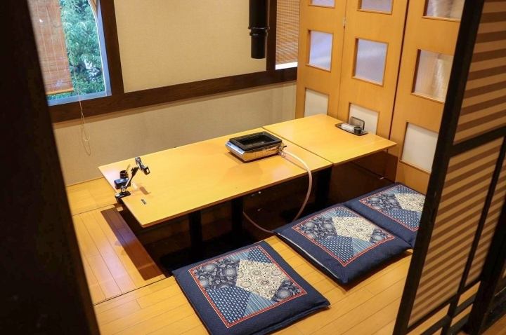 We have three comfortable tatami rooms with sunken kotatsu tables that seat six people and offer ample leg room.By removing the partitions, we can accommodate large parties. These seats are perfect for company parties, reunions, club drinking parties, etc.