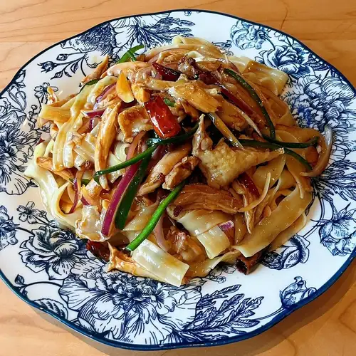 もちもち手作り刀削麺！やわらか鶏肉と特製椒麻ソースがクセになる本格四川風まぜ麺♪