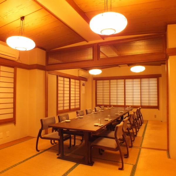 The relaxing tatami room (private table room) can be used by 2 to 20 people for ceremonies and various banquets.There is no room charge.