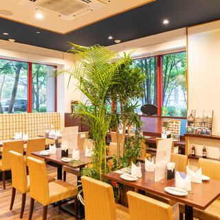 A 4-minute walk from Suidobashi Station, a 5-minute walk from Iidabashi Station, and Korakuen Garden and Tokyo Dome are right in front of you! "Asian Cuisine Nan House", located right next to Hotel Metropolitan Edmont on the 1st floor of I-Garden Terrace, is popular for its stylish and relaxing atmosphere.It is a space that can be used in various scenes.Please feel free to use it.