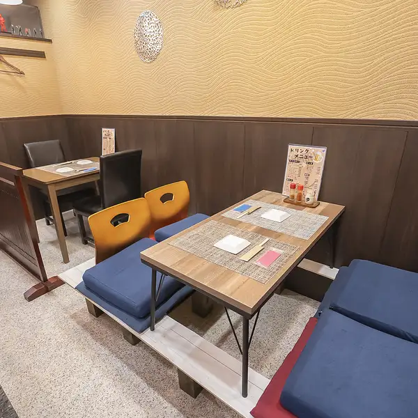 店内にはゆったりと過ごせるお座敷や掘りごたつ席をご用意しております。足を伸ばしてのんびり寛げるので、お疲れの夜や小さなお子様連れのご家族でも安心◎木の温かみを感じる和やかな空間で、自慢のおうち料理を囲めば、お酒もどんどん進みます!会話を楽しみながら、特別な時間をゆっくりとお過ごしください。