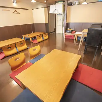2階には5名様掛けの広々としたお座敷席を4卓ご用意。ゆったり畳の上で足を伸ばせるので、賑やかな女子会やご友人同士の集まりにぴったりです!充実の90分飲み放題を合わせれば、時間を忘れてワイワイ盛り上がれますよ♪我が家のような安心感がある和みの空間で、美味しい手作りの味を囲みながら笑顔あふれるひとときを◎