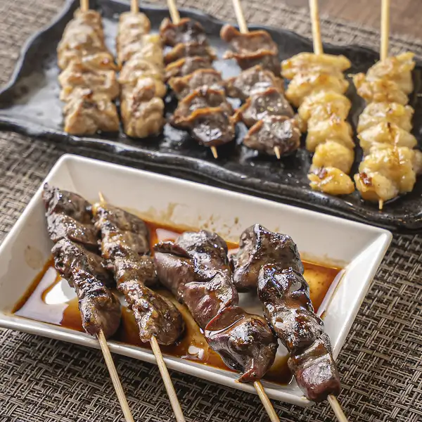 ジュワッと肉汁溢れる!店主こだわりの絶品手打ち焼き鳥(2本)