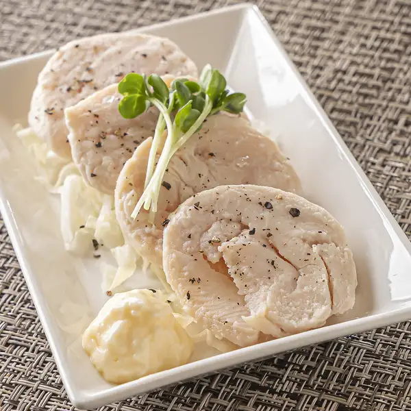 しっとり優しい味わい♪お酒も進む自家製とりハムサラダ