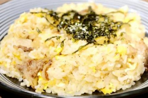 烤肉店工作人员炒饭