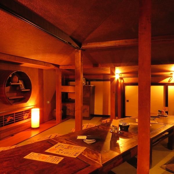 ワイワイと賑やかな1階、ご宴会向けの広々とした2階とシーンに合わせたお席をご用意いたします◎どのお席も情緒溢れる馴染みやすい印象で、どなたでも気軽にお食事や会話をお楽しみいただけます。気取らず飲みたい方にはうってつけのお店です！さらに3階には秘密の隠し部屋も…気になる方はお気軽にお問い合わせください♪