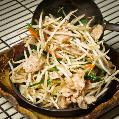 中華鍋で一気に炒める当店一番人気のモヤシ炒め!