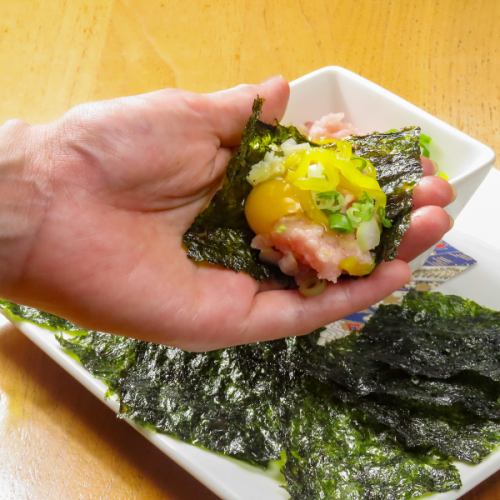 おつまみメニューも豊富にご用意！おつまみ感覚で韓国海苔に巻いて味わう♪【とろタクのユッケ】