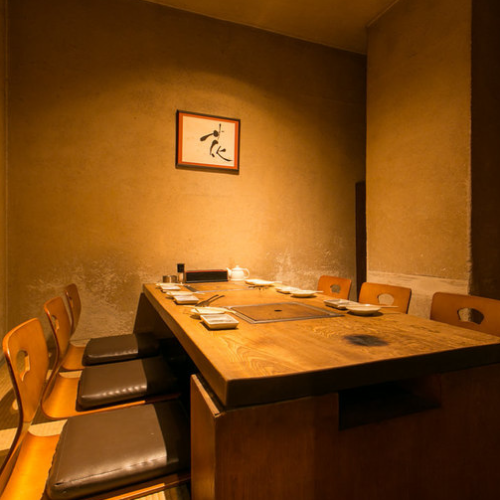 <p>個室席は4名様よりご利用可能な空間をご用意しております。会社宴会やご友人との飲み会、女子会合などプライベートシーンに最適◎ぜひご予約ください。</p>