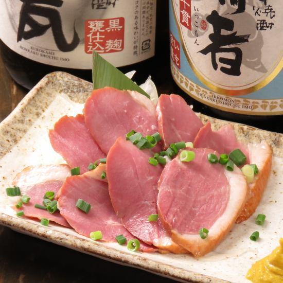 We prepare dishes that go well with sake, such as our proud grilled tongue and "smoked black tea duck" ♪