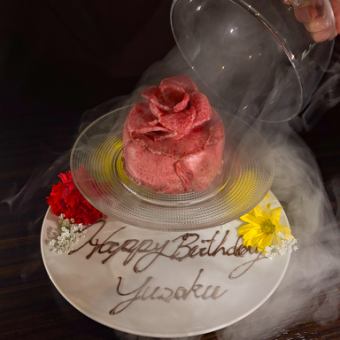 【記念日のお祝いに】中まで肉がぎっしり！肉ケーキプレート