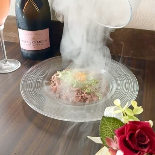 瞬間燻製　ユッケ風炙り肉