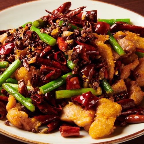 Sichuan-style chicken and stir-fried chili pepper (Laziji chicken)