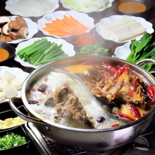 [Set of 2 kinds of homemade soup bones in a hot pot] Hachitora's original dish with pork bones stewed in wine!