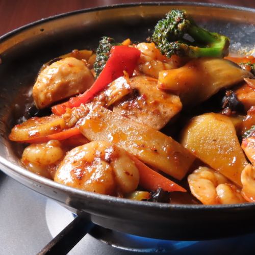 【全新體驗! 】「無湯火鍋」麻辣香鍋配雞乾火鍋