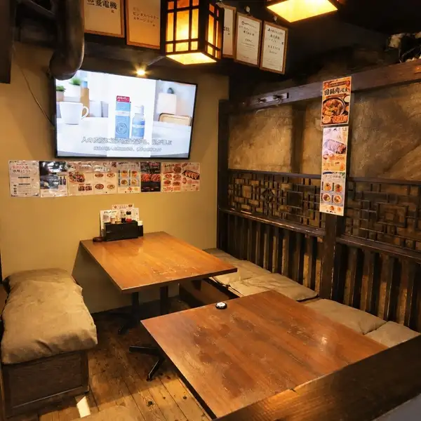 【配備顯示器和音響】現有一間配備顯示器的房間可供使用，非常適合舉辦年終派對、新年派對、迎新派對和其他宴會！最多可容納20人。您可以提前發送錄影或照片，我們會在活動當天播放。我們還能承接生日慶祝等驚喜活動！讓我們用視訊和音訊為您打造永恆回憶！