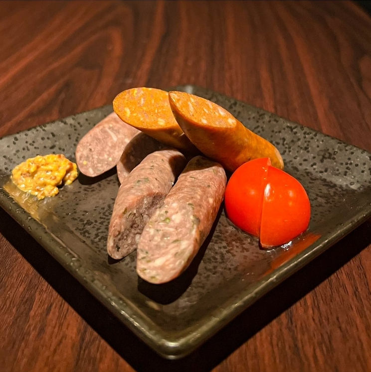 旨味たっぷりのラムモモ肉と新鮮な野菜をセットでご提供！