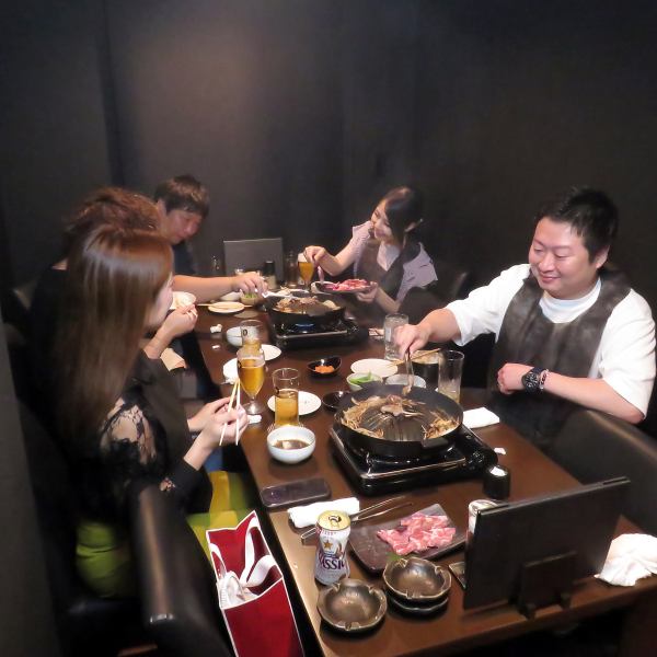 独特な落着いた雰囲気と、大切な人とのお食事・お酒にぴったり。仕事帰りなど、会社の同僚とも気軽に立ち寄れる雰囲気♪店内はシックな空間なのでしっとりと語らうにも最適です！大人の空間を美味しいラム肉とともにお楽しみください♪2～8人、10人以上でもOKです。