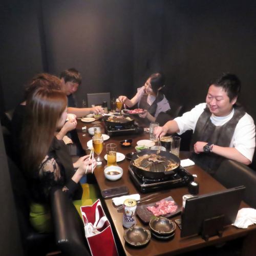 <p>独特な落着いた雰囲気と、大切な人とのお食事・お酒にぴったり。仕事帰りなど、会社の同僚とも気軽に立ち寄れる雰囲気♪店内はシックな空間なのでしっとりと語らうにも最適です！大人の空間を美味しいラム肉とともにお楽しみください♪2～8人、10人以上でもOKです。</p>