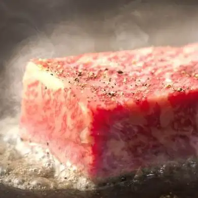 常に鉄板でしか出せない食感、ステーキの焼き方にこだわっております。