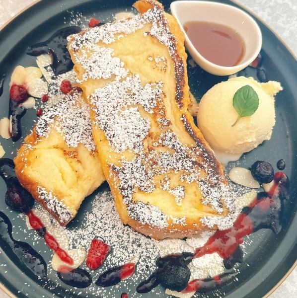落ち着いた店内で楽しめるランチやスイーツは格別◎日々の疲れを癒し、自分へのご褒美としても当店のかわいいスイーツたちをご賞味ください♪
