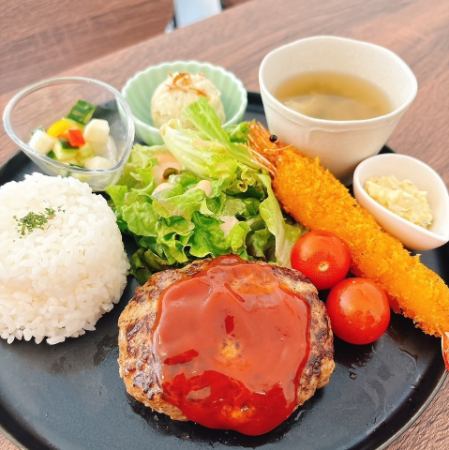 ハンバーグ（味は日替わりになります。）※エビフライあり