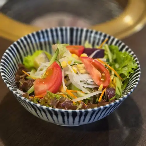 有機野菜を使った彩りサラダ