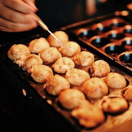 【绝品料理◎】本店引以为豪的招牌章鱼烧，用鸡汤、鲣鱼、昆布三重汤头熬制的章鱼烧，以及用松软的自家制面饼，大量拌入鲣鱼高汤和国产山药制成的御好烧，敬请享用！