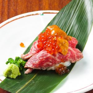 Kuroge Wagyu beef sea urchin and salmon roe (2 pieces)