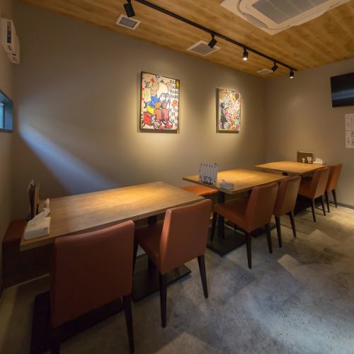 <p>テーブル席があり、少人数でも居心地よく過ごせる空間を提供しています♪仕事終わりの会社員の方でも気軽にご利用いただけます。</p>